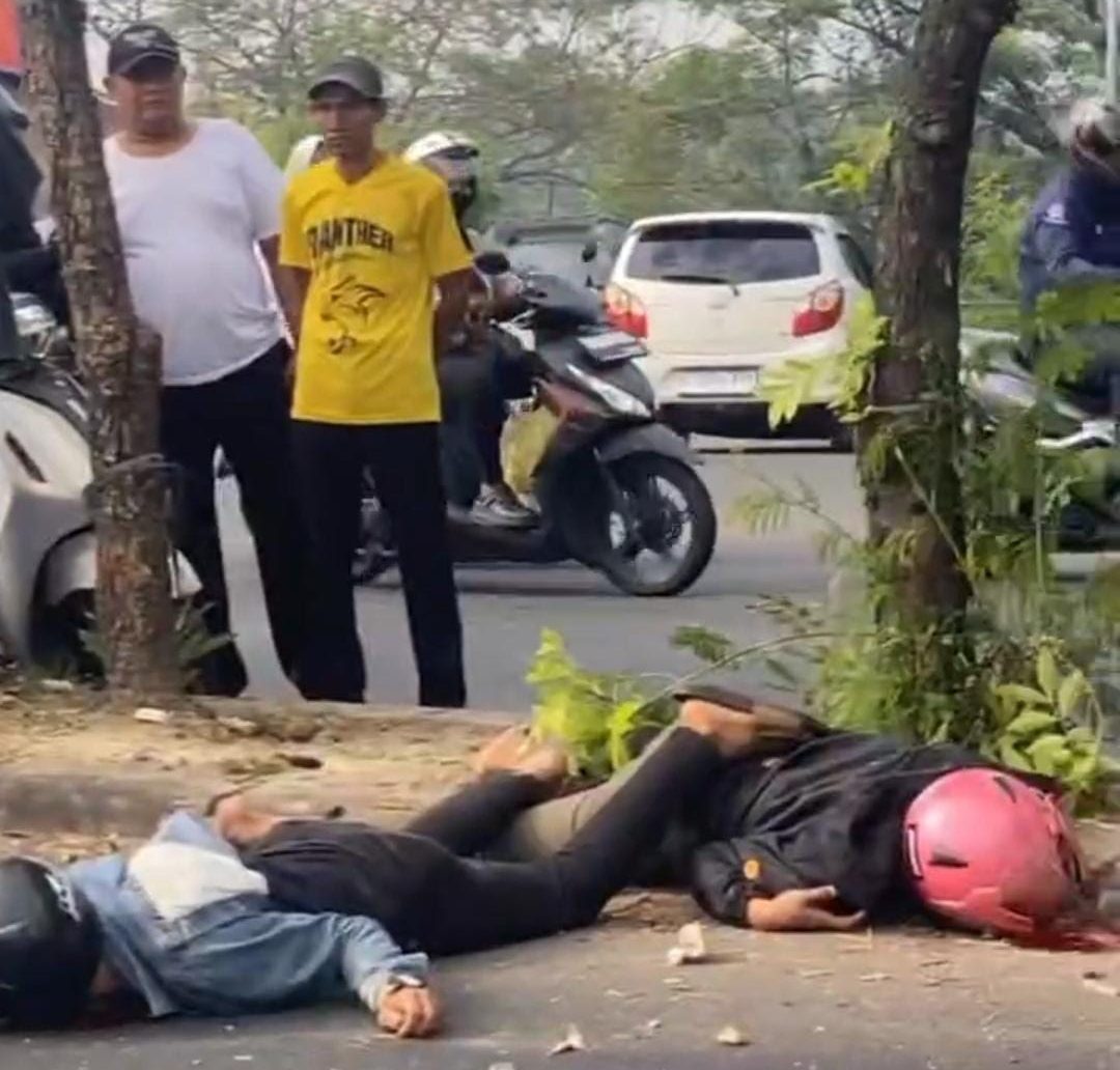 Kota Bekasi - Dua pemuda kritis usai sepeda motornya yang mejalu di Jalan I Gusti Ngurah Rai menabrak pembatas jalan. Foto: Ist