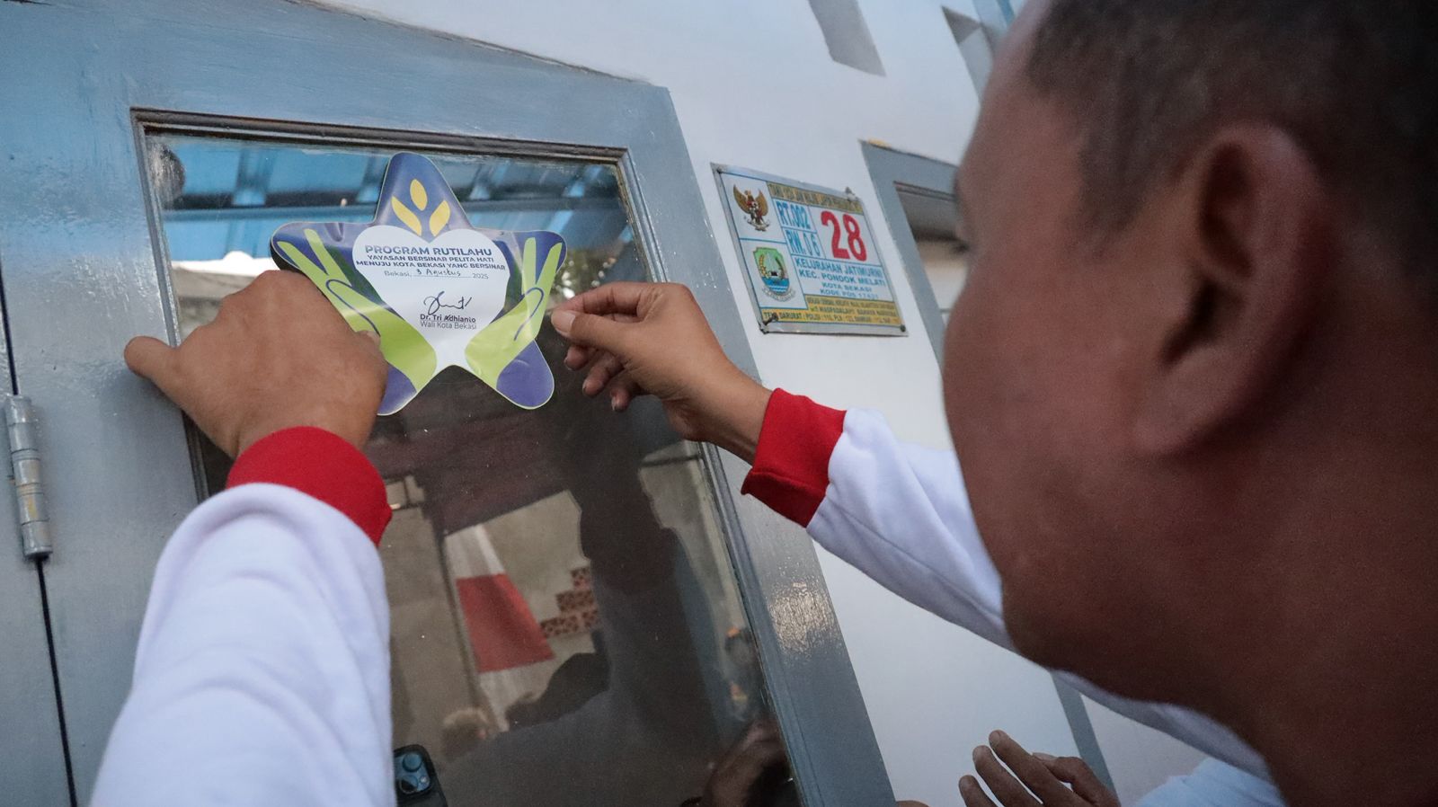 Kota Bekasi - Wali Kota Bekasi Tri Adhianto meresmikan pelaksanaan Program Rumah Tidak Layak Huni (Rutilahu) di Kampung Pondok Rangon RT 02 RW 06, Kelurahan Jatimurni, Kecamatan Pondok Melati. Foto: Ist