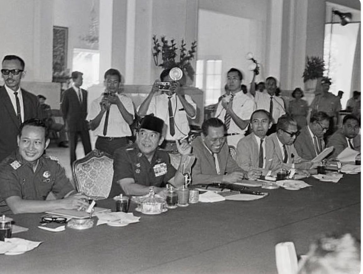 Bekasi - Sidang Kabinet Ampera I di Istana Merdeka pada tanggal 4 Agustus 1966 dipimpin oleh Presiden Soekarno dengan Letnan Jenderal Soeharto menjabat sebagai Ketua Presidium Kabinet. Foto: Bettmann via Studi Sejarah.