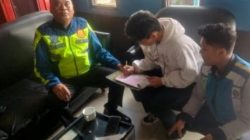 Kota Bekasi - Petugas PJR dan Jasa Marga menindak pengemudi sepeda motor yang nekat masuk ruas Jalan Tol Jakarta - Cikampek. Foto: Ist