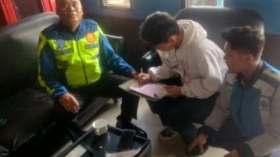 Kota Bekasi - Petugas PJR dan Jasa Marga menindak pengemudi sepeda motor yang nekat masuk ruas Jalan Tol Jakarta - Cikampek. Foto: Ist