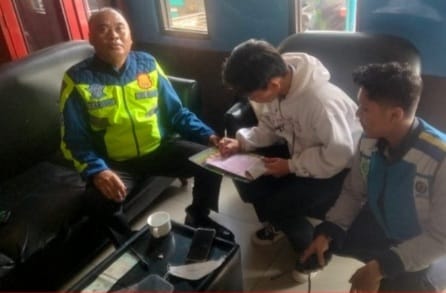 Kota Bekasi - Petugas PJR dan Jasa Marga menindak pengemudi sepeda motor yang nekat masuk ruas Jalan Tol Jakarta - Cikampek. Foto: Ist