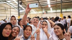 Kota Bekasi - Swafoto pelajar SMA bersama Wakil Wali Kota Bekasi Harris Bobihoe. Foto: Ist