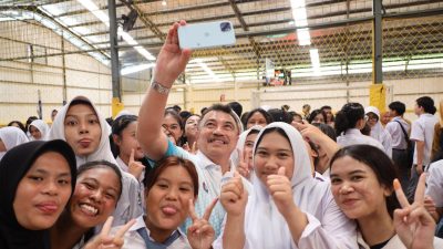 Kota Bekasi - Swafoto pelajar SMA bersama Wakil Wali Kota Bekasi Harris Bobihoe. Foto: Ist