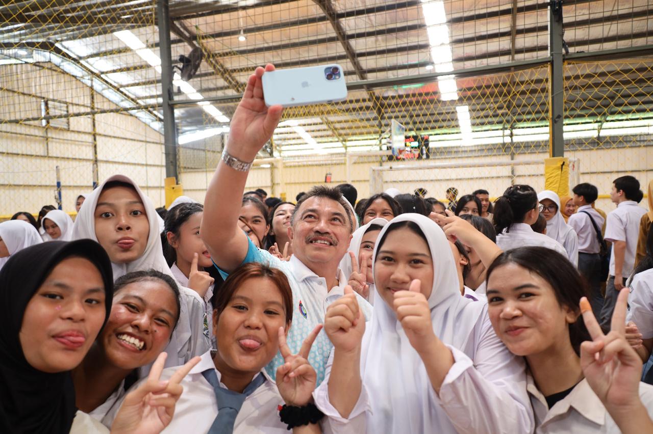 Kota Bekasi - Swafoto pelajar SMA bersama Wakil Wali Kota Bekasi Harris Bobihoe. Foto: Ist