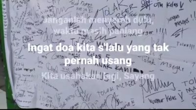 Kota Bekasi - Aksi Wali Murid di SDN Harapan Jaya IV menolak merger.
