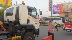 Sambut HUT ke-80 RI, Polsek Cikarang Utara Bagikan Bendera Merah Putih kepada Pengguna Jalan