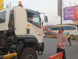 Sambut HUT ke-80 RI, Polsek Cikarang Utara Bagikan Bendera Merah Putih kepada Pengguna Jalan