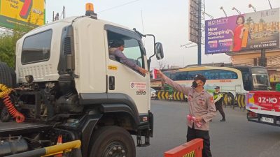 Kabupaten Bekasi -Polsek Cikarang Utara menggelar aksi pembagian bendera Merah Putih ukuran kecil kepada masyarakat, khususnya pengguna jalan, pada Selasa pagi (5/8/2025). Foto: Ist