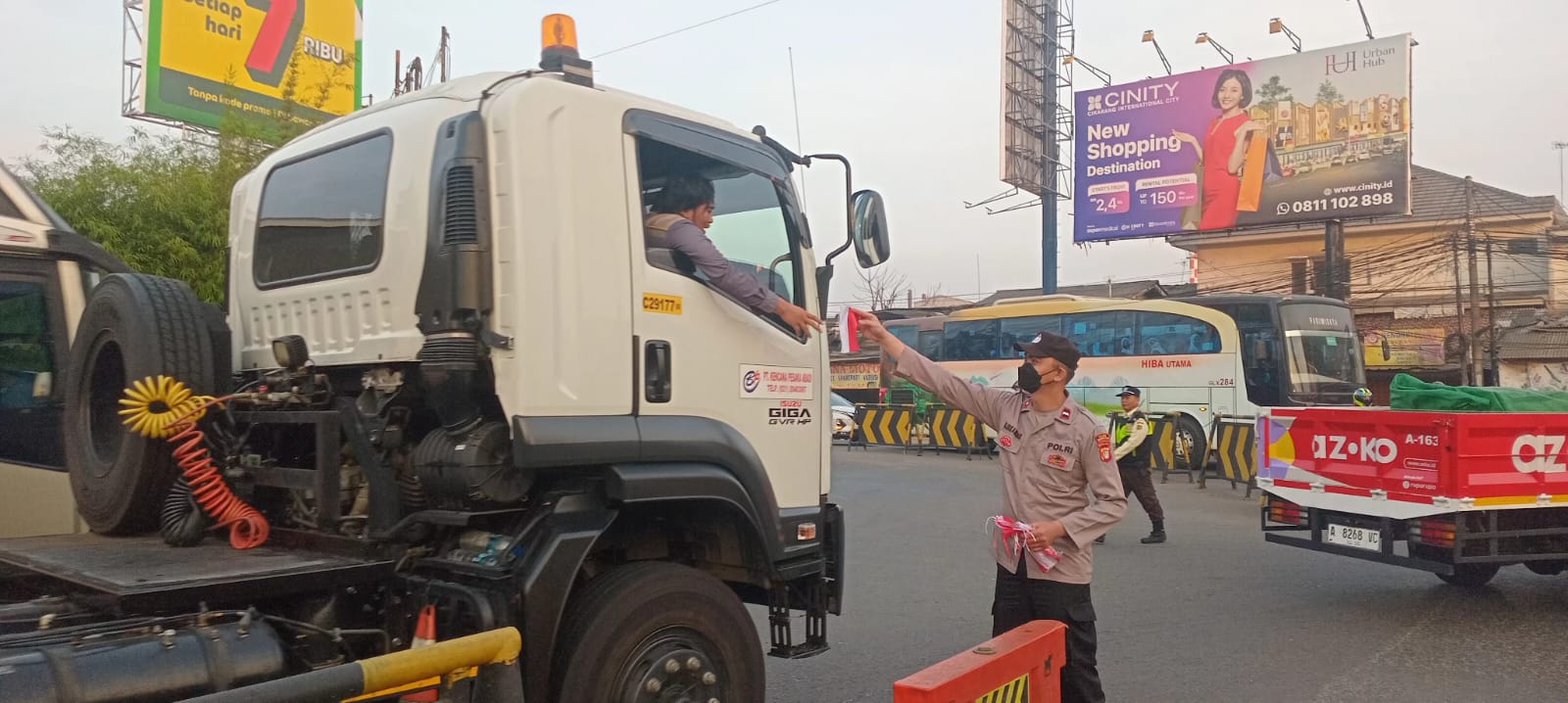 Kabupaten Bekasi -Polsek Cikarang Utara menggelar aksi pembagian bendera Merah Putih ukuran kecil kepada masyarakat, khususnya pengguna jalan, pada Selasa pagi (5/8/2025). Foto: Ist