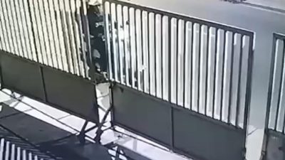 Kota Bekasi - Tangkapan layar CCTV menampakan dua pemuda membawa kabur pagar yang ada di sebuh ruko Jalan KH Agus Salim, Bekasi Timur, Kota Bekasi, Senin (4/8/2025) dini hari.