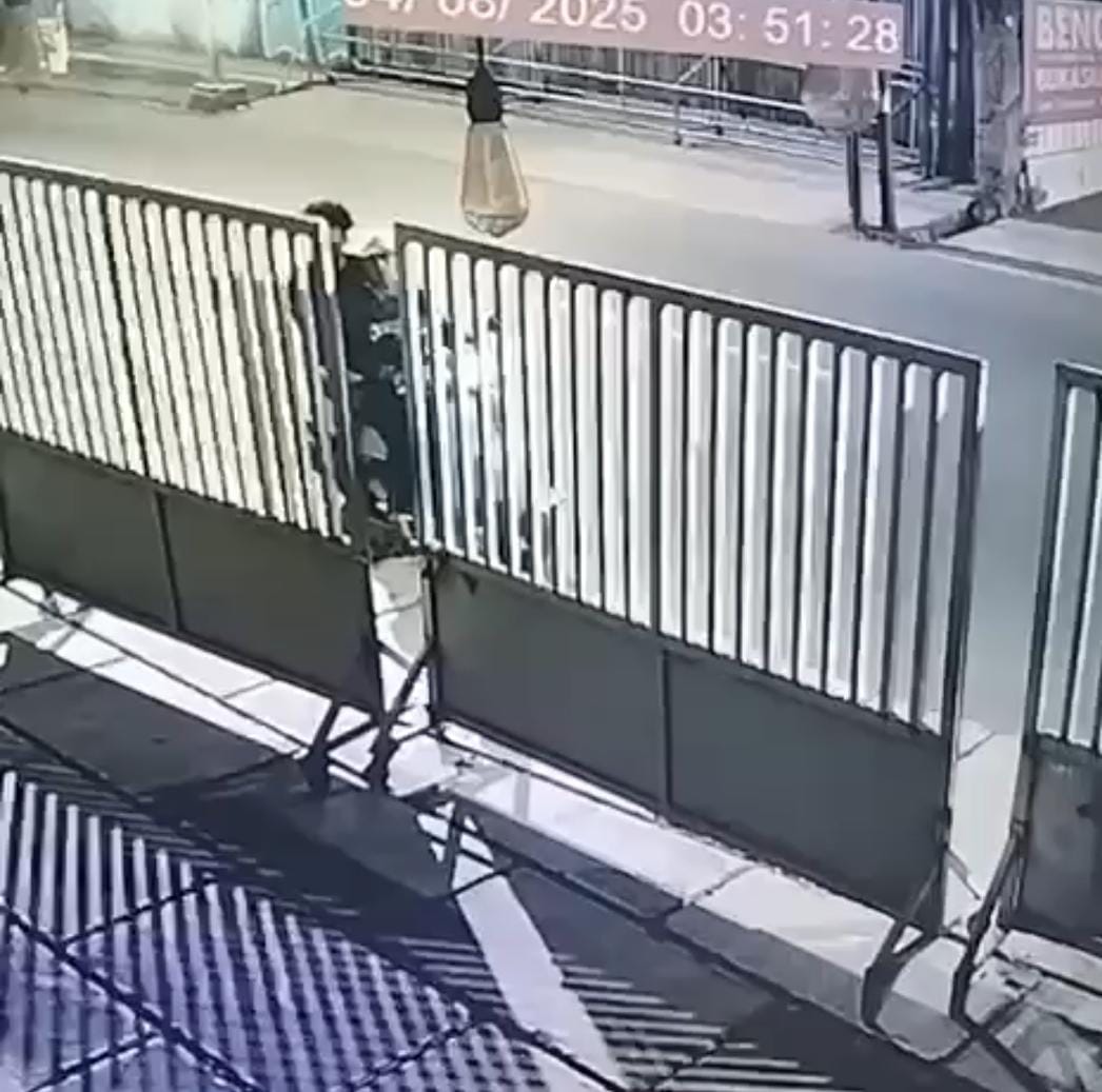 Kota Bekasi - Tangkapan layar CCTV menampakan dua pemuda membawa kabur pagar yang ada di sebuh ruko Jalan KH Agus Salim, Bekasi Timur, Kota Bekasi, Senin (4/8/2025) dini hari.
