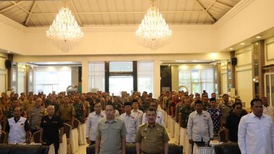 Kota Bekasi - Wakil Wali Kota Bekasi Abdul Harris Bobihoe membuka kegiatan sinergitas antara Forum Kewaspadaan Dini Masyarakat (FKDM) dan Pemerintah di tingkat kelurahan se-Kota Bekasi. Foto: Ist