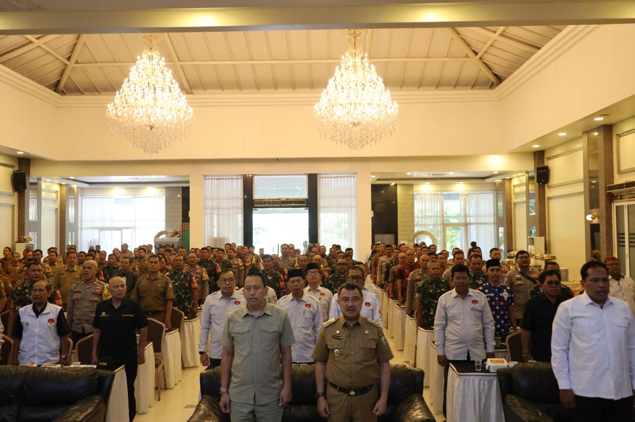 Kota Bekasi - Wakil Wali Kota Bekasi Abdul Harris Bobihoe membuka kegiatan sinergitas antara Forum Kewaspadaan Dini Masyarakat (FKDM) dan Pemerintah di tingkat kelurahan se-Kota Bekasi. Foto: Ist