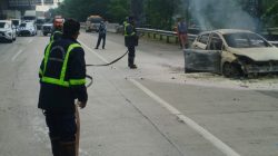 Kabupaten Bekasi - Dinas Pemadam Kebakaran Kabupaten Bekasi saat memadamkan kobaran api pada sebuah mobil di Tol Cibitung. Foto: Ist