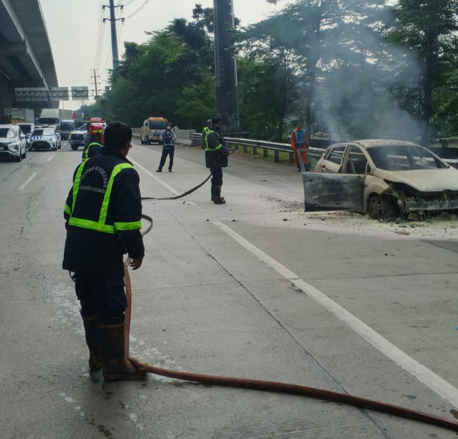 Kabupaten Bekasi - Dinas Pemadam Kebakaran Kabupaten Bekasi saat memadamkan kobaran api pada sebuah mobil di Tol Cibitung. Foto: Ist