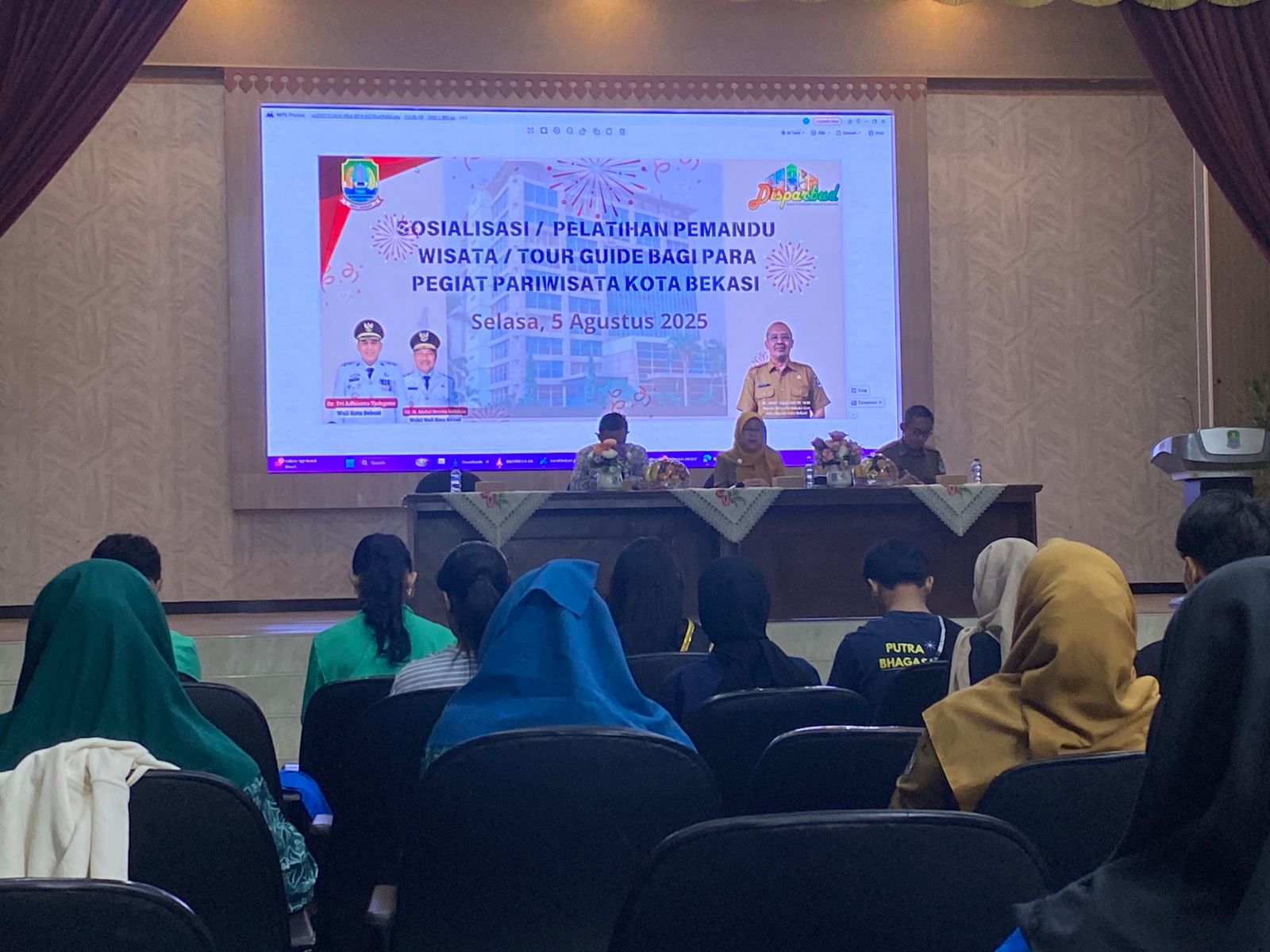 Kota Bekasi - Dinas Pariwisata dan Kebudayaan (Disparbud) Kota Bekasi menggelar sosialisasi dan pelatihan pemandu wisata (tour guide) bagi para pegiat dan pelaku pariwisata, Selasa (5/8/2025). Foto: ist