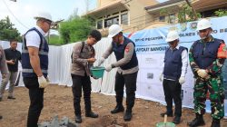 Kota Bekasi - Peletakan batu pertama dipimpin langsung oleh Kapolres Metro Bekasi Kota, Kombes Pol Kusumo Wahyu Bintoro, sebagai bentuk dukungan Polri terhadap program prioritas pemerintah dalam penyediaan makanan bergizi gratis untuk masyarakat, khususnya anak-anak sekolah. Foto: Ist