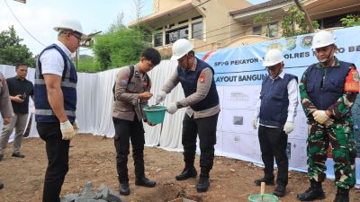 Kota Bekasi - Peletakan batu pertama dipimpin langsung oleh Kapolres Metro Bekasi Kota, Kombes Pol Kusumo Wahyu Bintoro, sebagai bentuk dukungan Polri terhadap program prioritas pemerintah dalam penyediaan makanan bergizi gratis untuk masyarakat, khususnya anak-anak sekolah. Foto: Ist