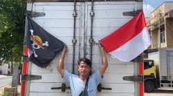 Kota Bekasi - Rahmat (30), sopir truk asal Banyumas, Jawa Tengah, mengaku sengaja memasang bendera Jolly Roger—simbol bajak laut dalam serial anime One Piece—sebagai bentuk aspirasi sosial saat melintas di Kota Bekasi, Rabu (6/8/2025). Foto: Septian/Gobekasi.id