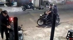 Kabupaten Bekasi - Rekaman CCTV kawanan Curanmor beraksi di Kampung Pekopen, Tambun Selatan, Kabupaten Bekasi.