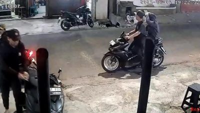 Kabupaten Bekasi - Rekaman CCTV kawanan Curanmor beraksi di Kampung Pekopen, Tambun Selatan, Kabupaten Bekasi.