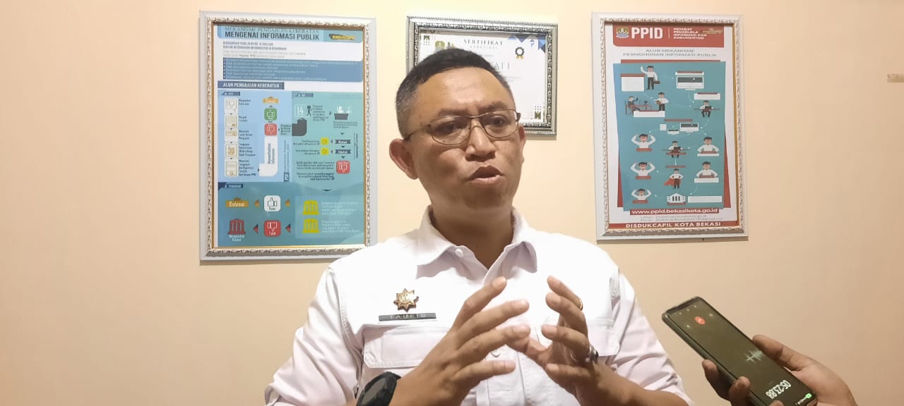 Kota Bekasi - Kadisdukcapil Kota Bekasi, Taufiq R. Hidayat saat diwawancara. Foto: Septian/Gobekasi.id