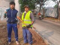 Punya 9 Anak, Warga Cikunir Ini Tetap Ikhlas Sapu Kolong Rel Kereta Cepat Tanpa Gaji