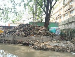 Minim Armada, Petugas Kebersihan Kesulitan Angkut Sampah Kali Kapuk di Pejuang