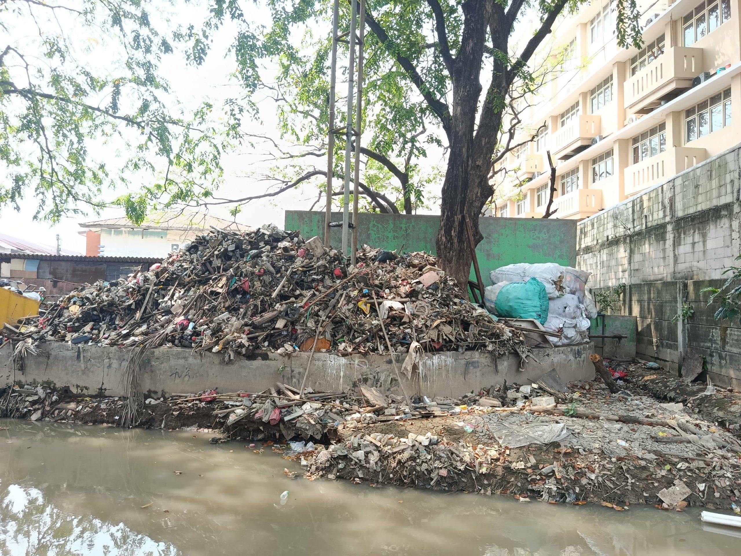 Kota Bekasi -Kondisi sampah yang menumpuk di bantarab Kali Kapuk Kelurahan Pejuang, Kecamatan Medan Satria. Foto: Septian/Gobekasi.id