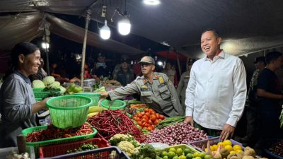 Kota Bekasi - Wali Kota Bekasi, Tri Adhianto meninjau langsung relokasi pedagang Pasar Plaza Pondok Gede. Foto: Ist