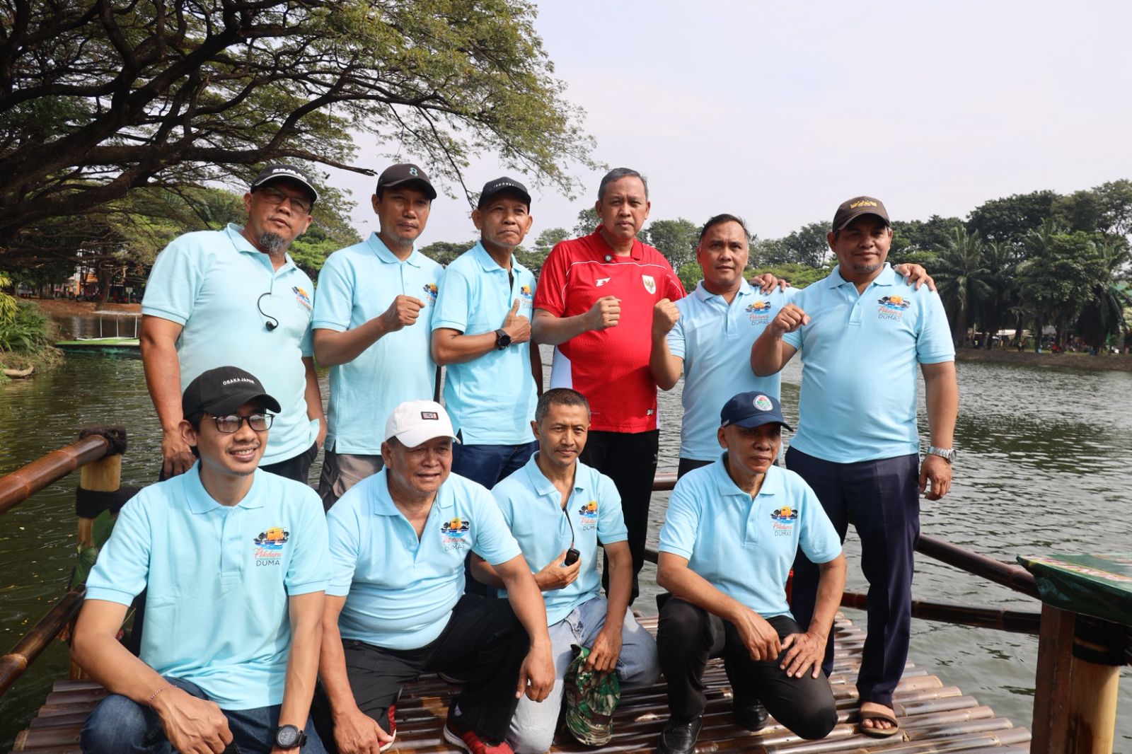 Kota Bekasi - Wali Kota Bekasi, Tri Adhianto, meresmikan Dermaga Danau Duta Harapan di Kelurahan Harapan Baru, Kecamatan Bekasi Utara, sebagai bagian dari program renovasi dan revitalisasi danau yang dilakukan secara berkelanjutan. Foto: Ist