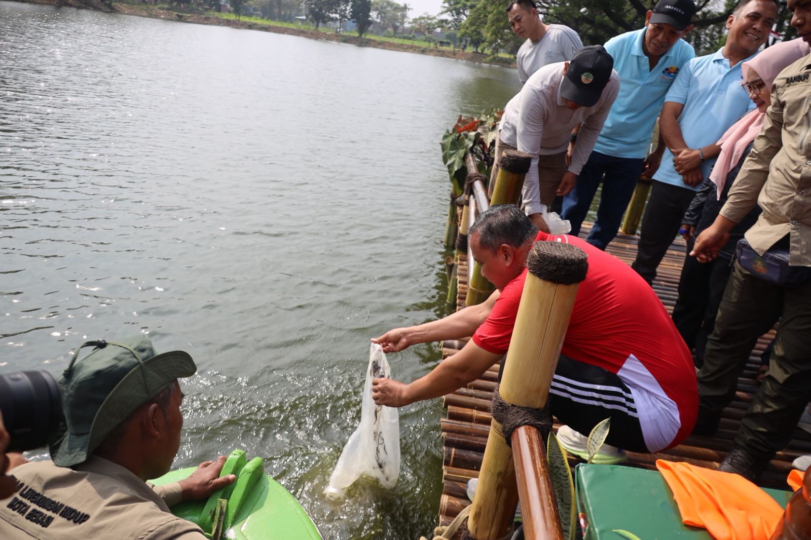 Kota Bekasi - Wali Kota Bekasi, Tri Adhianto menebar benih Ikan Nila di Danau Duta Harapan, Bekasi Utara, Kota Bekasi. Foto: Ist