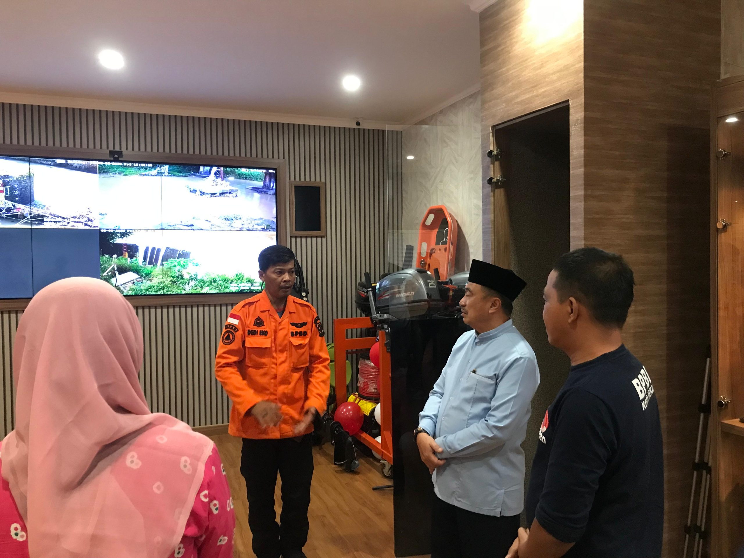Kota Bekasi - Wakil Wali Kota Bekasi Harris Bobihoe saat mendatangi kantor BPBD. Foto: Ist