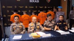 Kabupaten Bekasi - Kapolres Metro Bekasi, Kombes Pol Mustofa menampilkan lima bandit curanmor yang berhasil ditangkap, Jumat (8/8/2025). Foto: Ist
