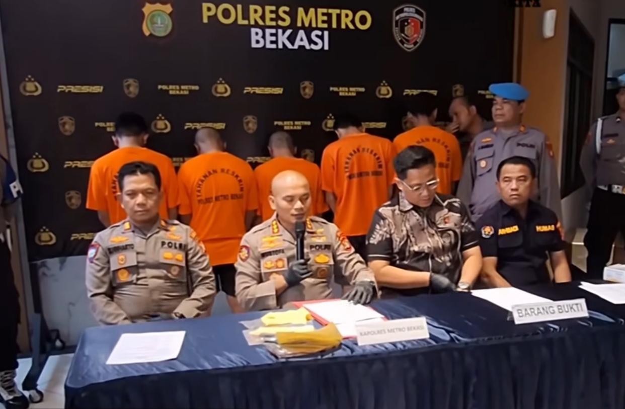 Kabupaten Bekasi - Kapolres Metro Bekasi, Kombes Pol Mustofa menampilkan lima bandit curanmor yang berhasil ditangkap, Jumat (8/8/2025). Foto: Ist