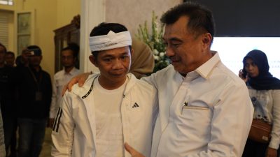 Kota Bekasi - Wakil Wali Kota Bekasi, Abdul Harris Bobihoe, menghadiri rapat penanganan sampah yang dipimpin Menteri Lingkungan Hidup RI Hanif Faisol Nurofiq bersama Gubernur Jawa Barat Dedi Mulyadi, di Kantor Bupati Cianjur, Jawa Barat. Foto: Ist