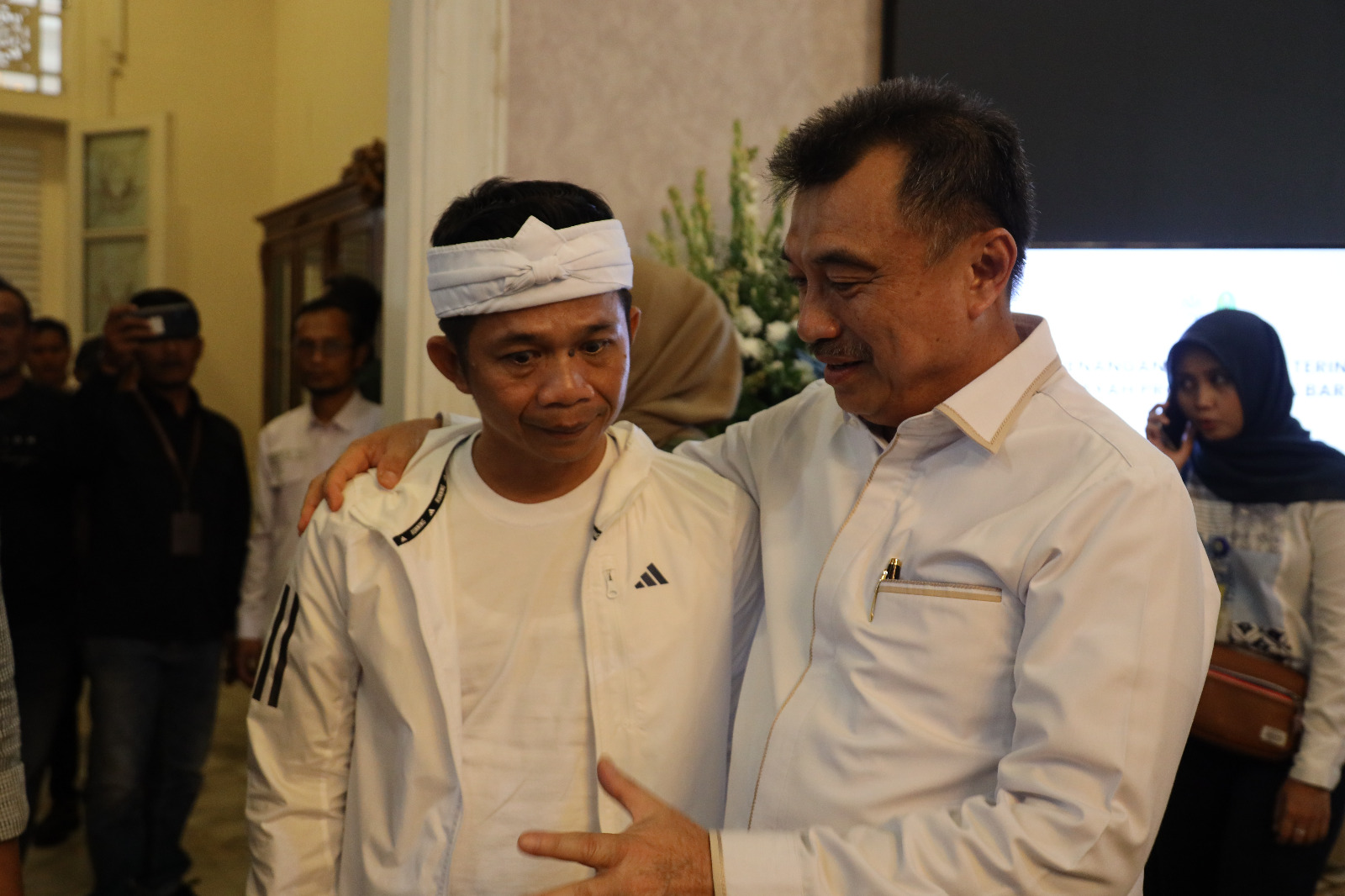 Kota Bekasi - Wakil Wali Kota Bekasi, Abdul Harris Bobihoe, menghadiri rapat penanganan sampah yang dipimpin Menteri Lingkungan Hidup RI Hanif Faisol Nurofiq bersama Gubernur Jawa Barat Dedi Mulyadi, di Kantor Bupati Cianjur, Jawa Barat. Foto: Ist