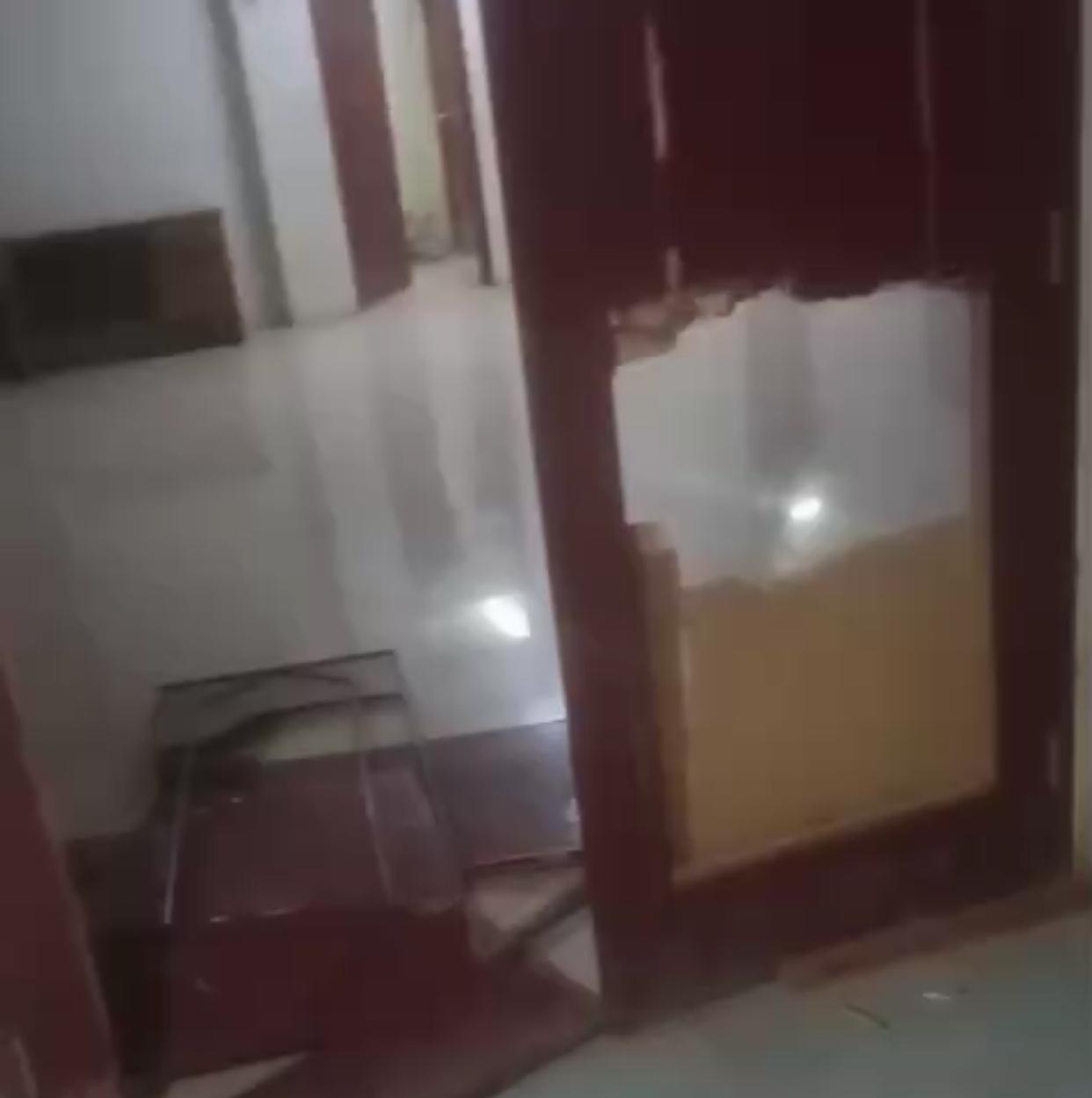 Kota Bekasi - Sekretariat Supporter Bekasi (Soebex), kelompok pendukung Persipasi Bekasi, dirusak seorang pria yang diduga dalam pengaruh alkohol. Foto: Ist
