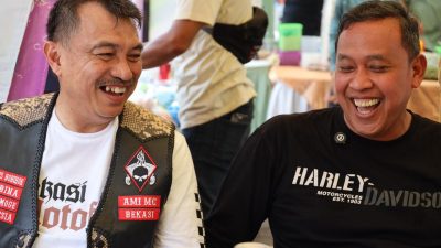 Kota Bekasi - Momen keakraban Wali Kota Bekasi Tri Adhianto dan Wakil Wali Kota Bekasi Harris Bobihoe. Foto: Ist