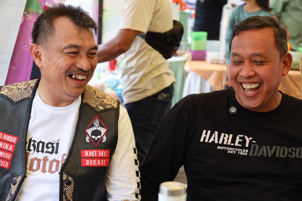 Kota Bekasi - Momen keakraban Wali Kota Bekasi Tri Adhianto dan Wakil Wali Kota Bekasi Harris Bobihoe. Foto: Ist