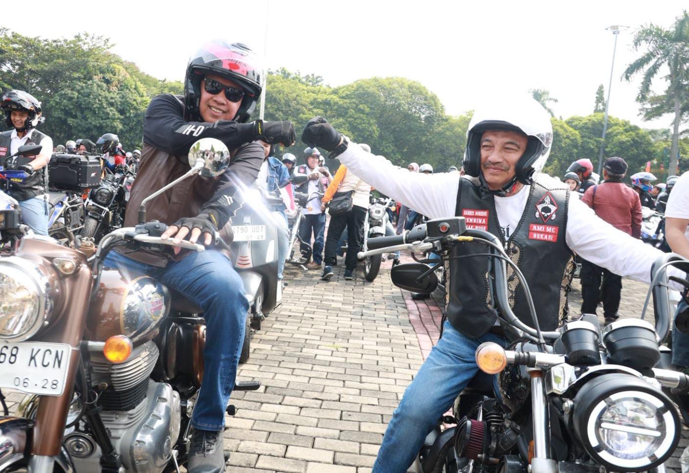 Kota Bekasi - Wali Kota Bekasi Tri Adhianto dan Wakil Wali Kota Bekasi Abdul Harris Bobihoe mengaspal bersama menunggangi motor gede menuju acara Motofest 2025 yang digelar di Alun-alun M Hasibuan, Kota Bekasi, Minggu (10/8/2025). Foto: Ist