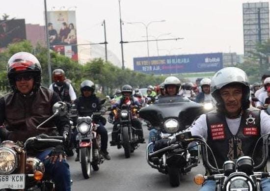 Kota Bekasi - Wali Kota Bekasi Tri Adhianto dan Wakil Wali Kota Bekasi Abdul Harris Bobihoe mengaspal bersama menunggangi motor gede menuju acara Motofest 2025 yang digelar di Alun-alun M Hasibuan, Kota Bekasi, Minggu (10/8/2025). Foto: Ist