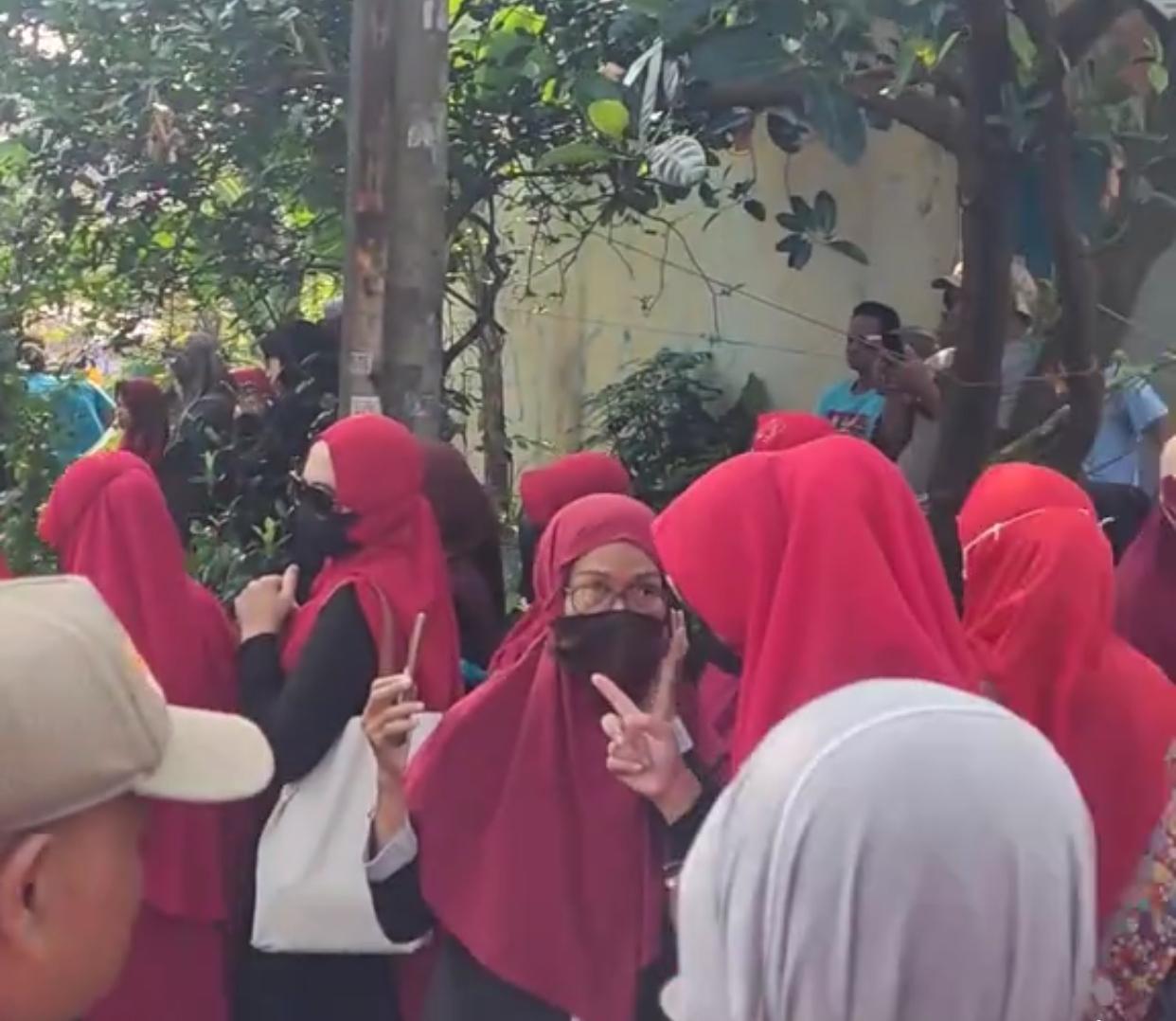 Kota Bekasi - Warga Dukuh Zamrud mendesak pembubran pengajian yang diduga menyimoang oleh Yeni Putri.