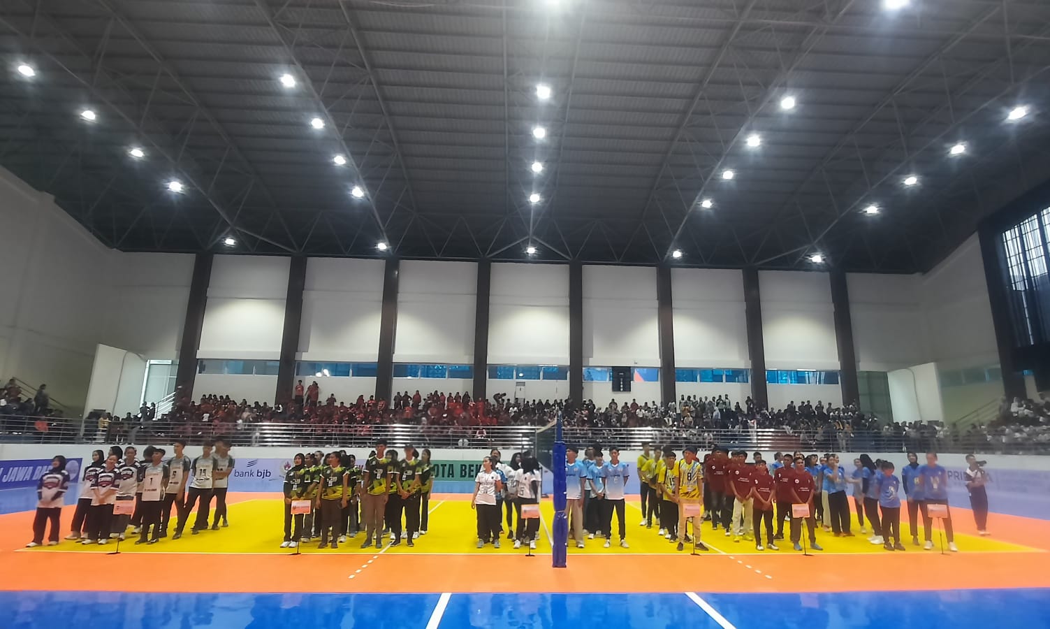 Kota Bekasi - Sebanyak enam tim bola voli dari berbagai daerah di Jawa Barat mengikuti Babak Kualifikasi (BK) Pekan Olahraga Provinsi (Porprov) 2025 yang digelar di GOR Volly Kota Bekasi, mulai tanggal 11 hingga 17 Agustus 2025. Foto: ist