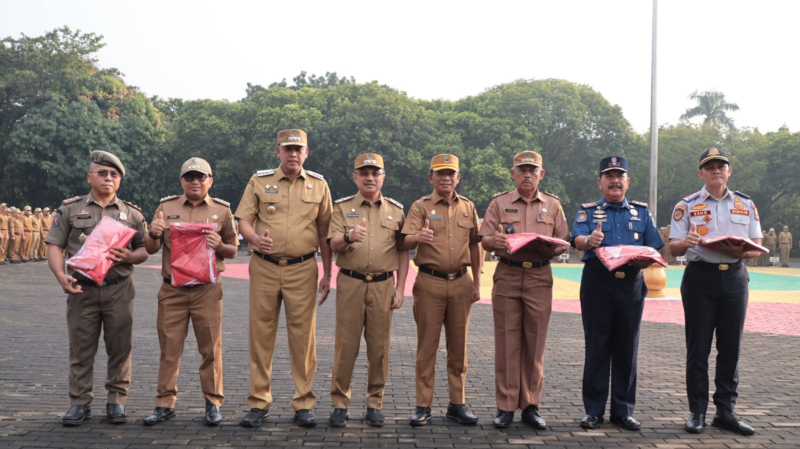 Kota Bekasi – Pemerintah Kota Bekasi menyerahkan secara simbolis 11.000 bendera Merah Putih kepada perwakilan kecamatan, kelurahan, dan perangkat daerah dalam apel pagi di Plaza Pemkot Bekasi, Senin (18/8/2025). Foto: Ist