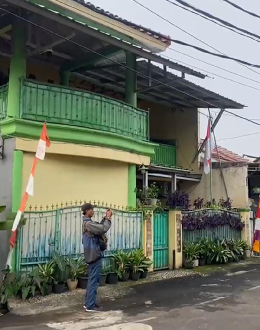 Kota Bekasi - Lokasi kegiatan keagamaan yang dilakukan secara tertutup oleh seorang perempuan berinisial Y di RT 12 RW 012 Perumahan Dukuh Zamrud, Mustika Jaya, Kota Bekasi. Foto: Septian/Gobekasi.id