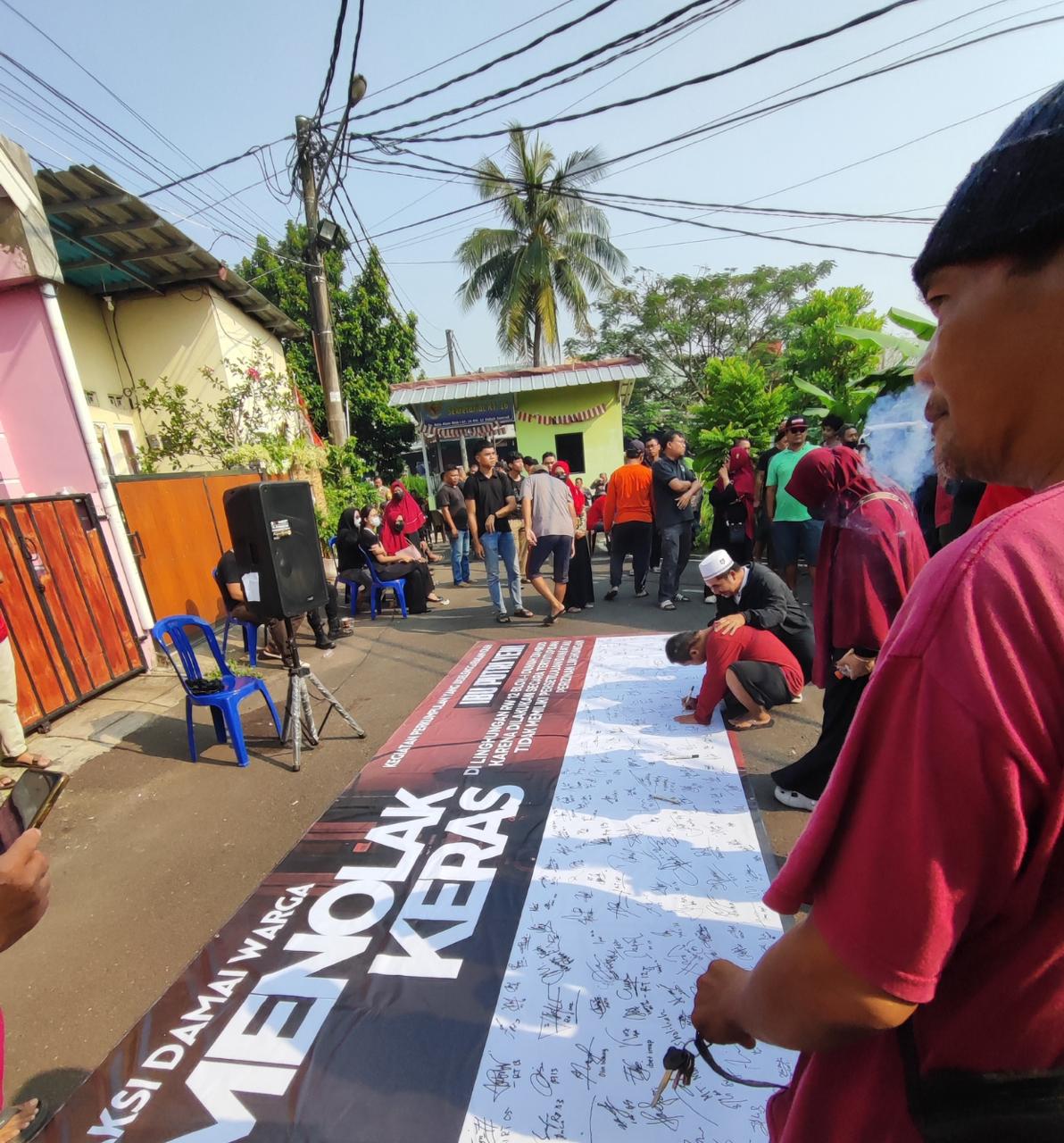 Kota Bekasi - Aksi Damai Warga Dukuh Zamrud, Mustikajaya, Kota Bekasi, menolak adanya pengajian tertutup. Foto: Ist