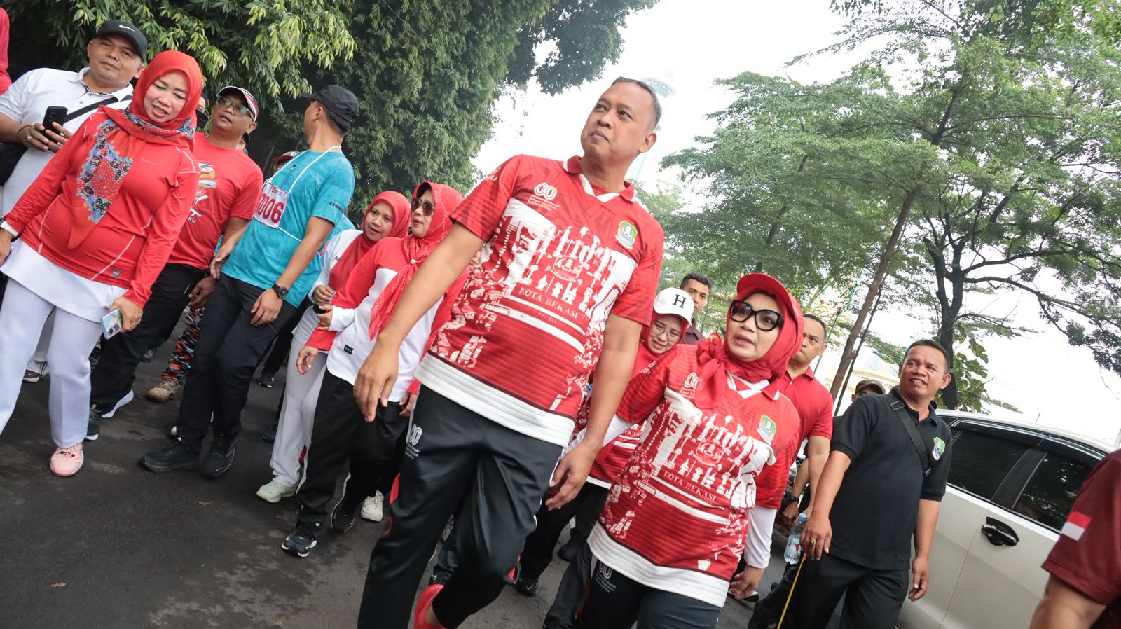Kota Bekasi - Wali Kota Bekasi Tri Adhianto secara resmi membuka dan melepas peserta Napak Tilas Bekasi Vol. 6 di Alun-Alun M. Hasibuan, Selasa (12/8/2025), dalam rangka memperingati HUT Kemerdekaan RI ke-80.. Foto: Ist