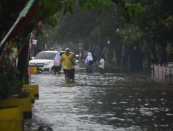 Rawalumbu Dikepung Banjir, Motor Mogok Dagangan Tutup 